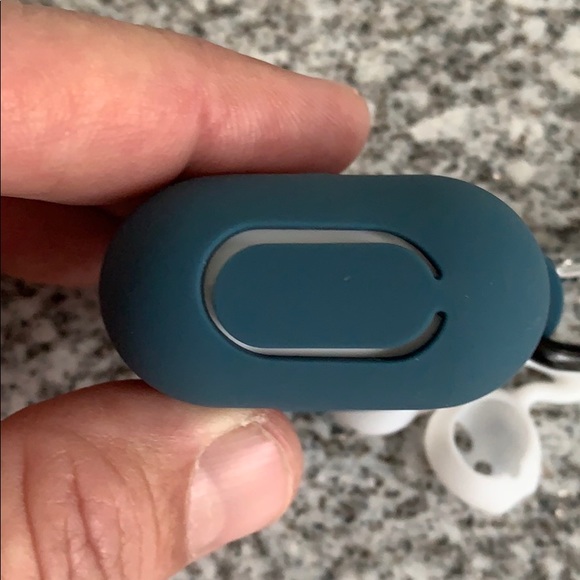 Blue Waterproof Apple AirPods rubber case withclip - Picture 5 of 6